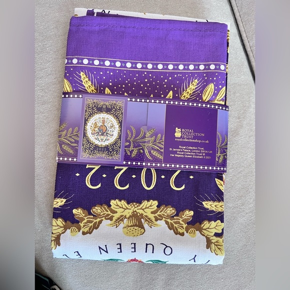 New tea towel. Royal Collection Trust Queen Elizabeth Platinum Jubilee Crest - Picture 3 of 5